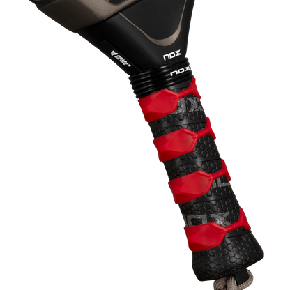 Nox AT10 Pro Cup Hard 2026 grip with overgrip detail padel racket